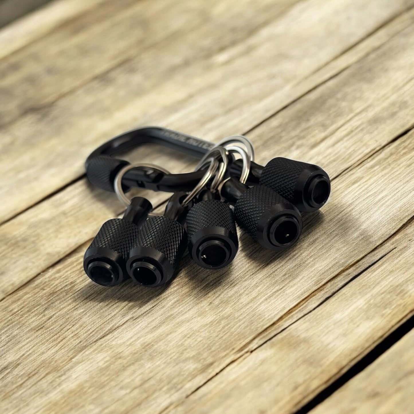 5x bit holder (Pull forward) and Carabiner.