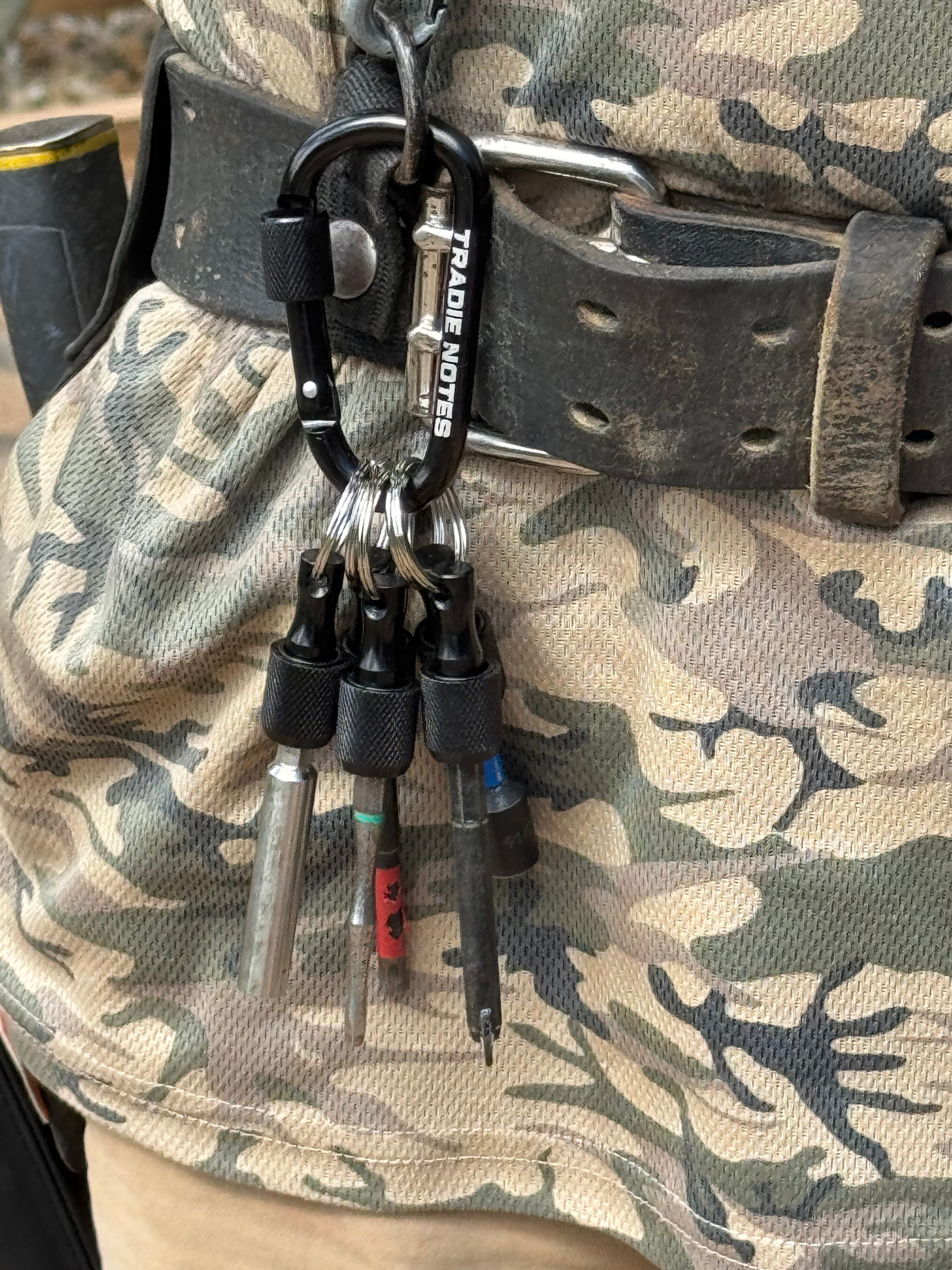5x bit holder (Pull forward) and Carabiner.